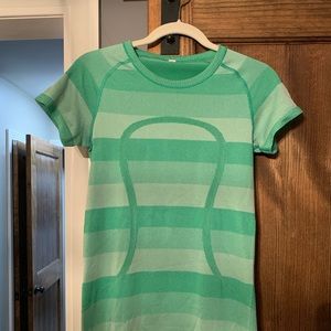 Woman’s lulu lemon activewear top